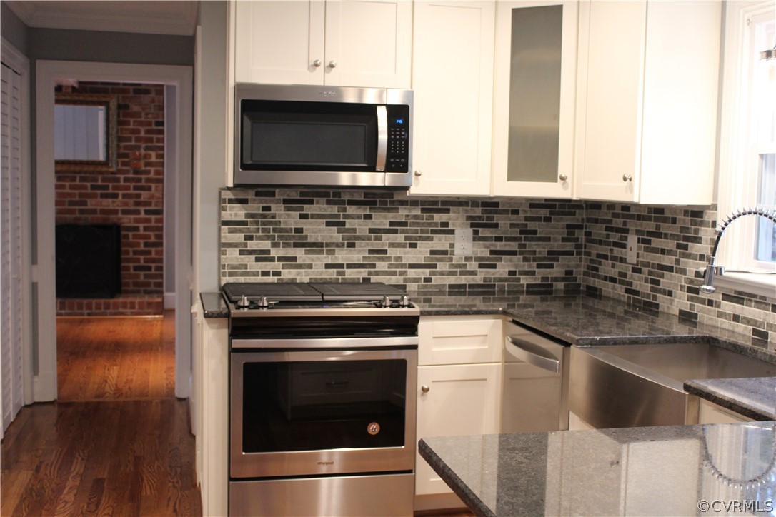 13621 Thorngate Road Midlothian, VA 23113 - Photo 28 of 46 a kitchen with granite countertop a stove and a microwave