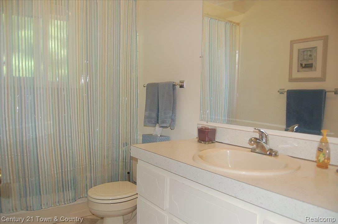 1230 Seville Road Rochester, MI 48309 - Photo 6 of 23 Seville Rochester Hills 030