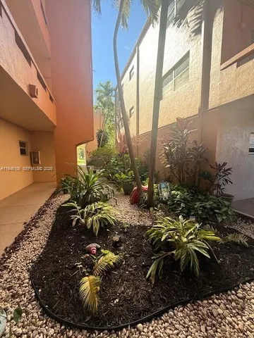 a view of a back yard