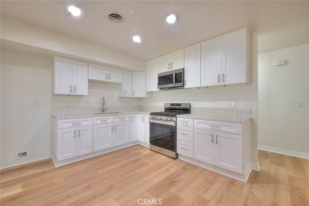 11413 Jane Way Stanton, CA 90680 - Photo 11 of 32 Kitchen
