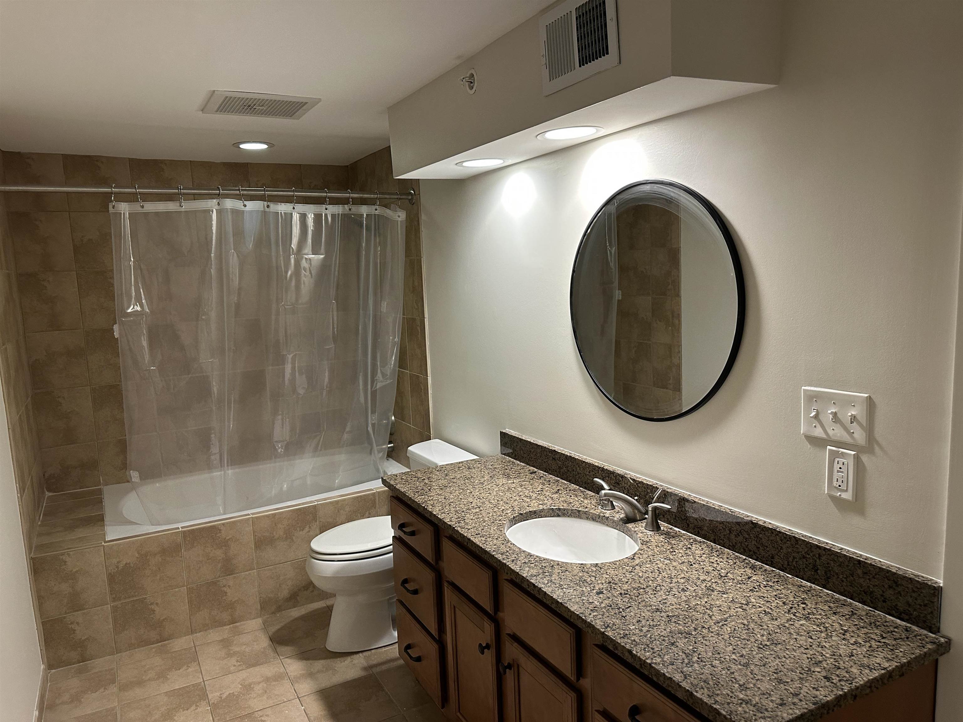435 South Front Street, Unit 109 Memphis, TN 38103 - Photo 22 of 25 Full bath with tiled shower / bath combo and vanity