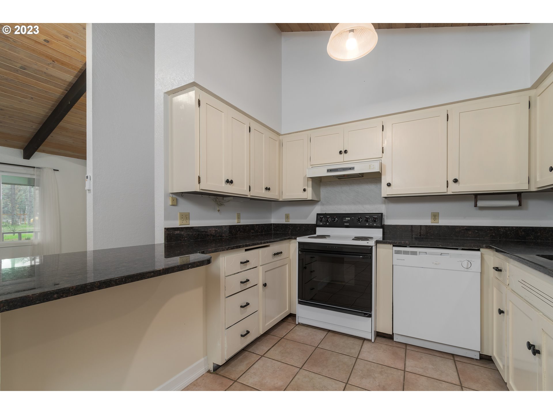 25455 Lamb Road Elmira, OR 97437 - Photo 13 of 47 Kitchen