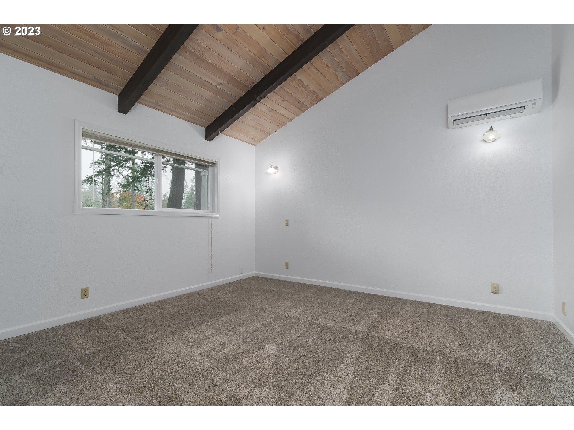 25455 Lamb Road Elmira, OR 97437 - Photo 18 of 47 Owner's Suite Bedroom