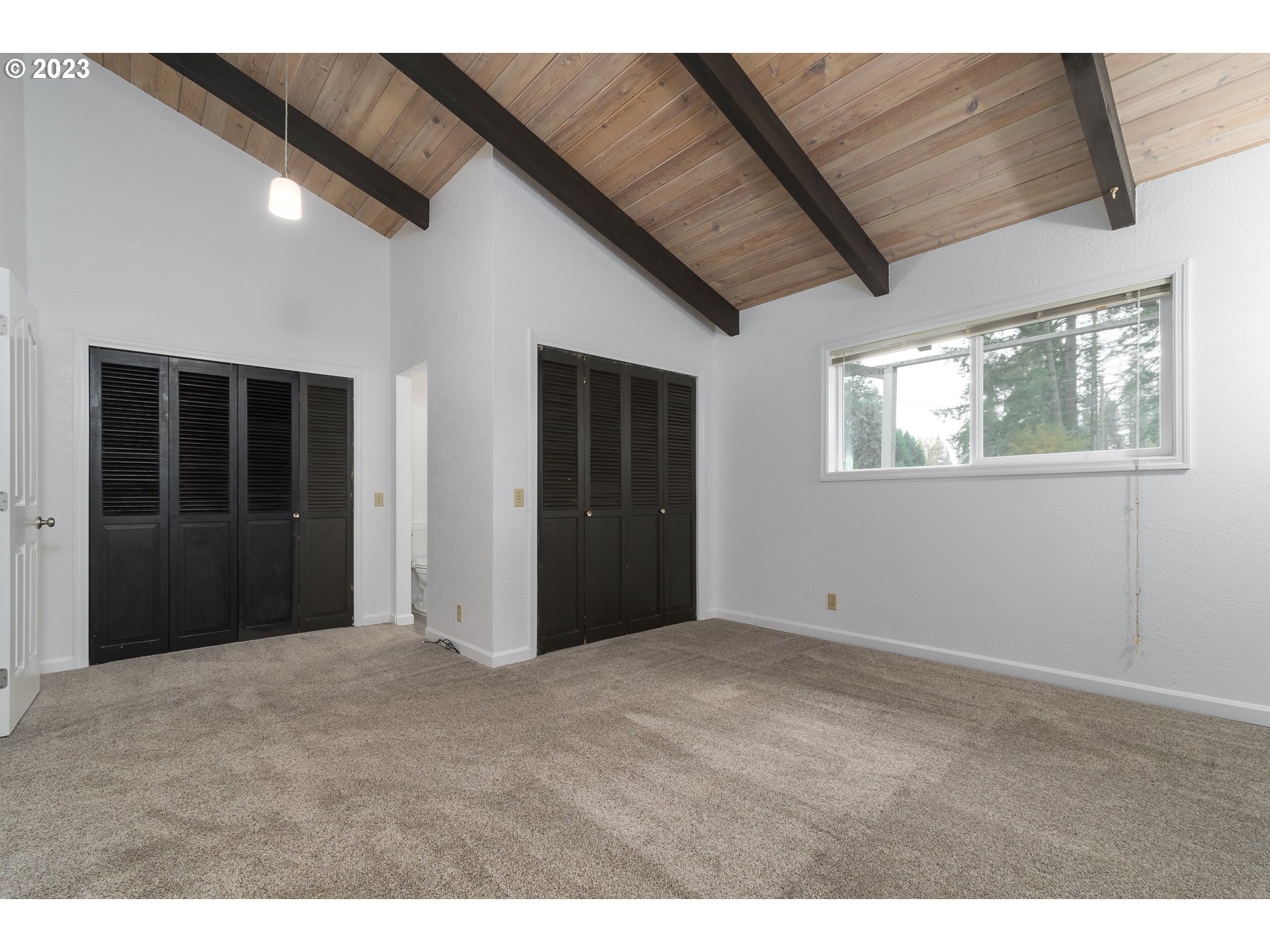25455 Lamb Road Elmira, OR 97437 - Photo 19 of 47 Owner's Suite Bedroom