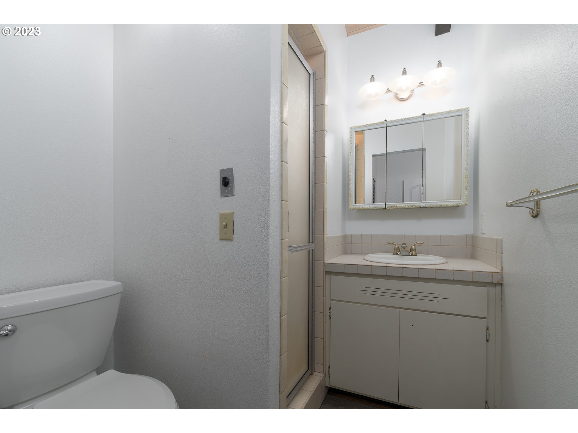 25455 Lamb Road Elmira, OR 97437 - Photo 20 of 47 Owner's Suite Bathroom