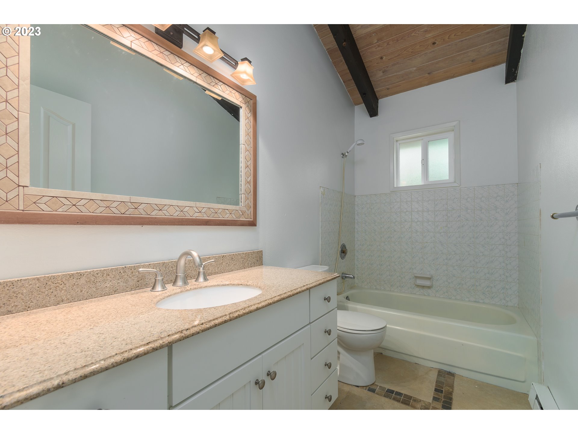 25455 Lamb Road Elmira, OR 97437 - Photo 25 of 47 Bathroom