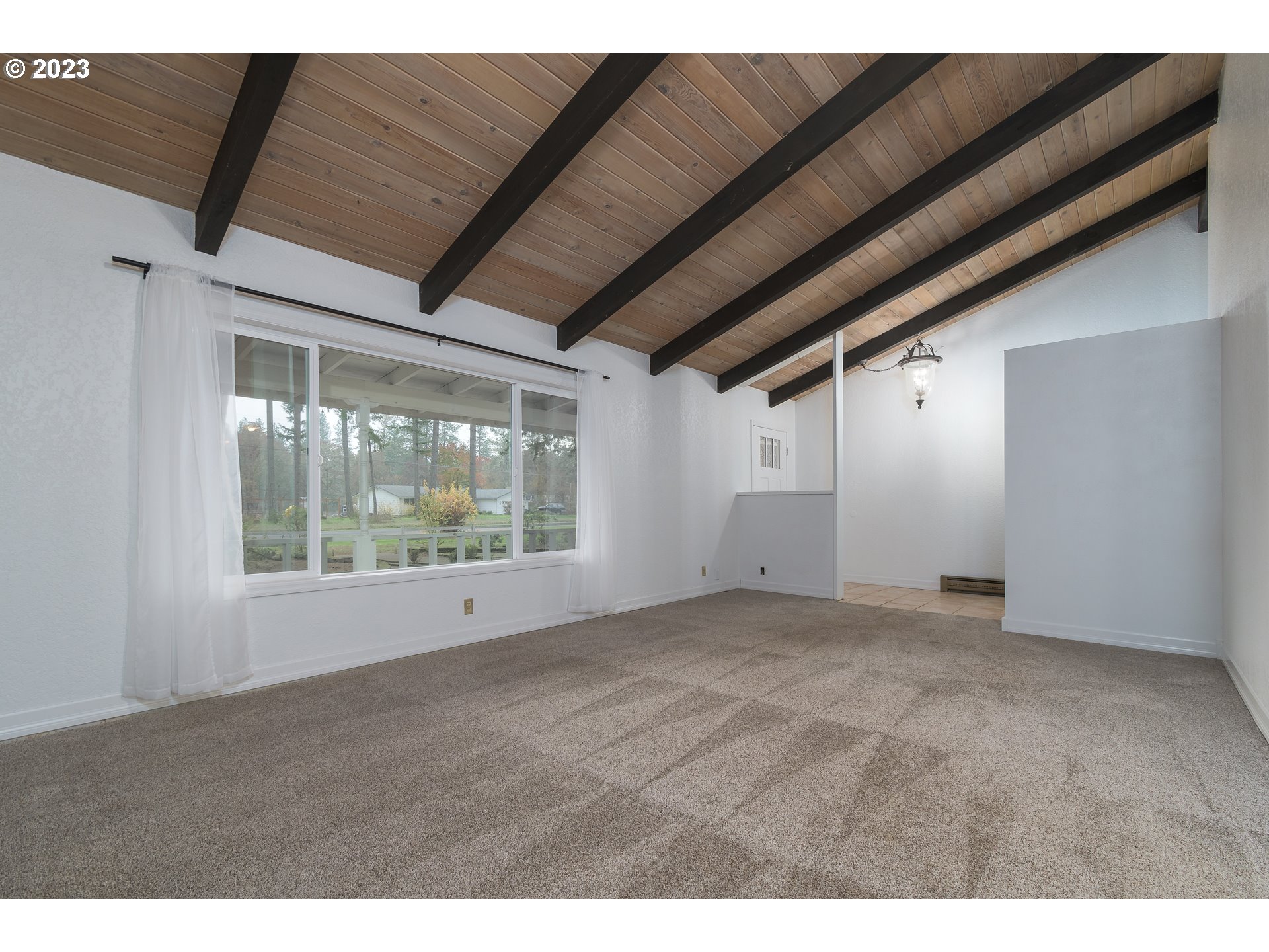 25455 Lamb Road Elmira, OR 97437 - Photo 8 of 47 Living Room/Entrance
