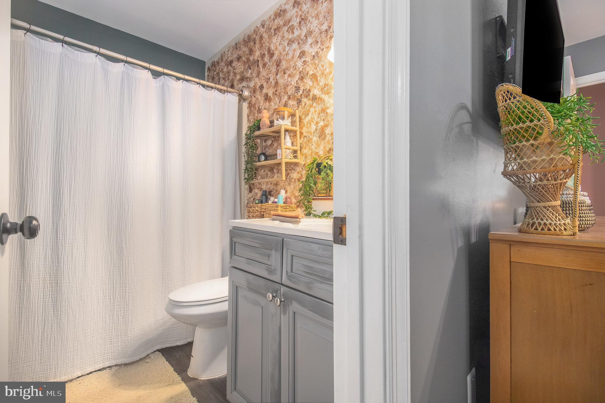 6811 Redground Road Fredericksburg, VA 22407 - Photo 15 of 37 Primary Bath w/Tub/Shower & Seamless Surround
