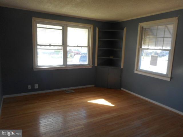 8230 Watersedge Road Dundalk, MD 21222 - Photo 4 of 26 Living Room