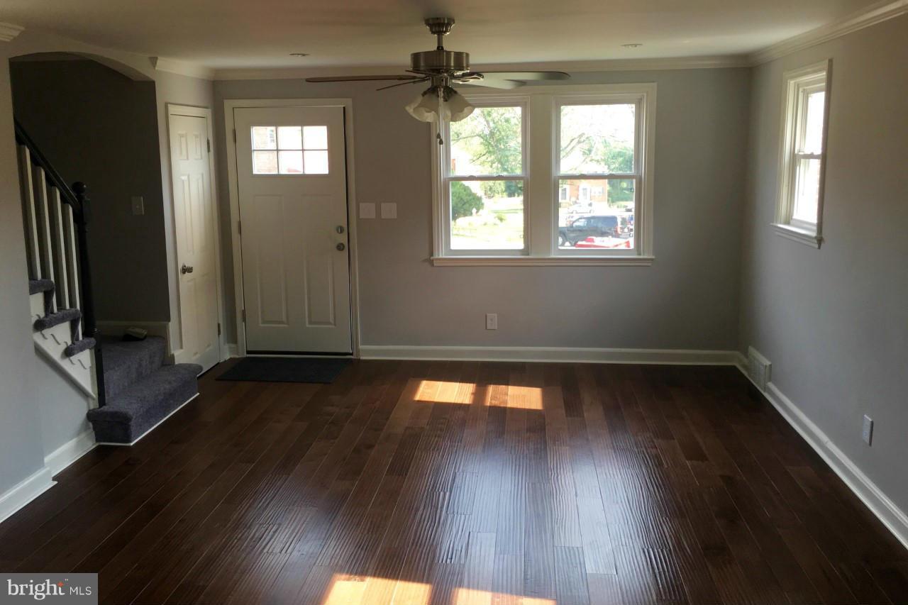 778 Charing Cross Road Baltimore, MD 21229 - Photo 3 of 25 Living Room
