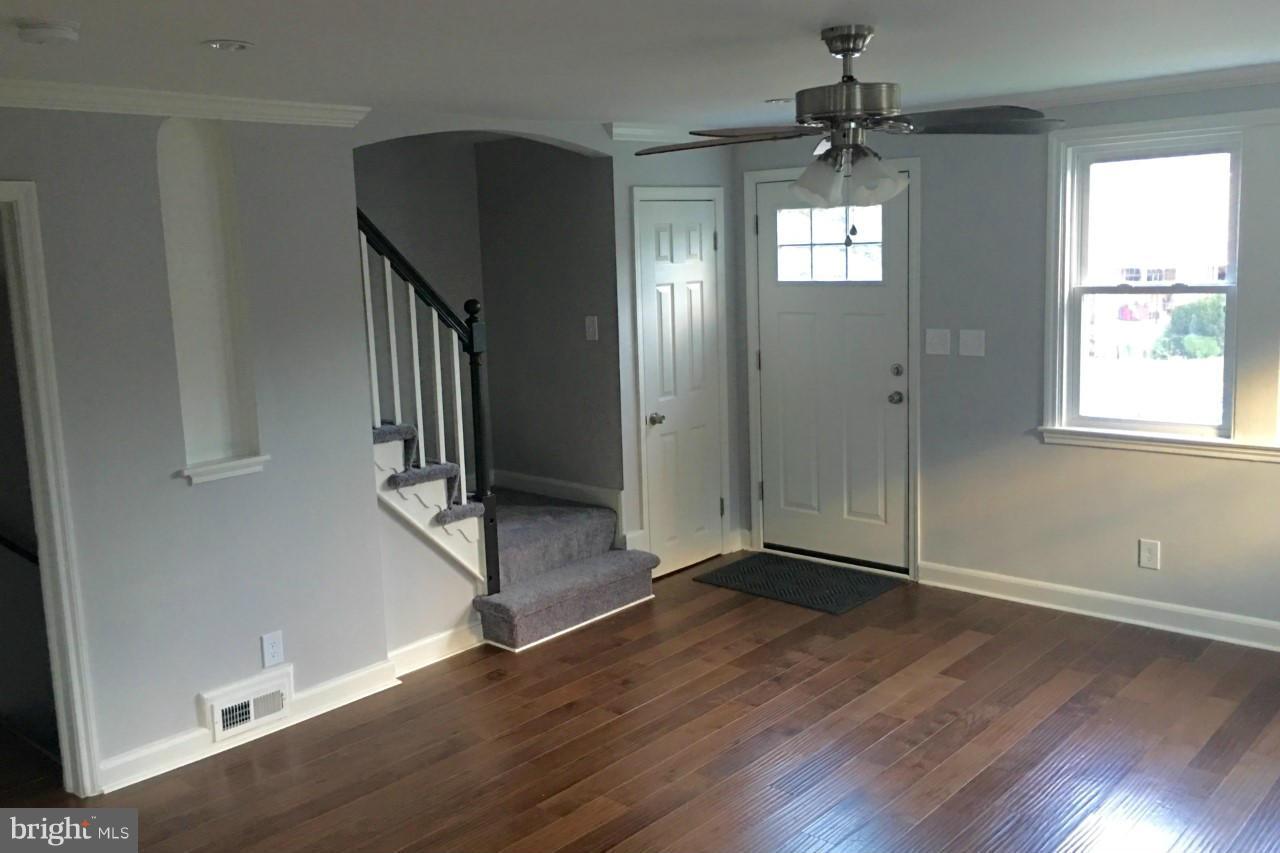 778 Charing Cross Road Baltimore, MD 21229 - Photo 4 of 25 Living Room