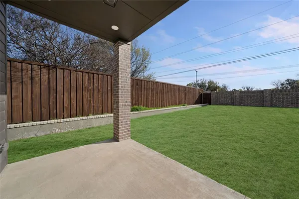 a view of a back yard
