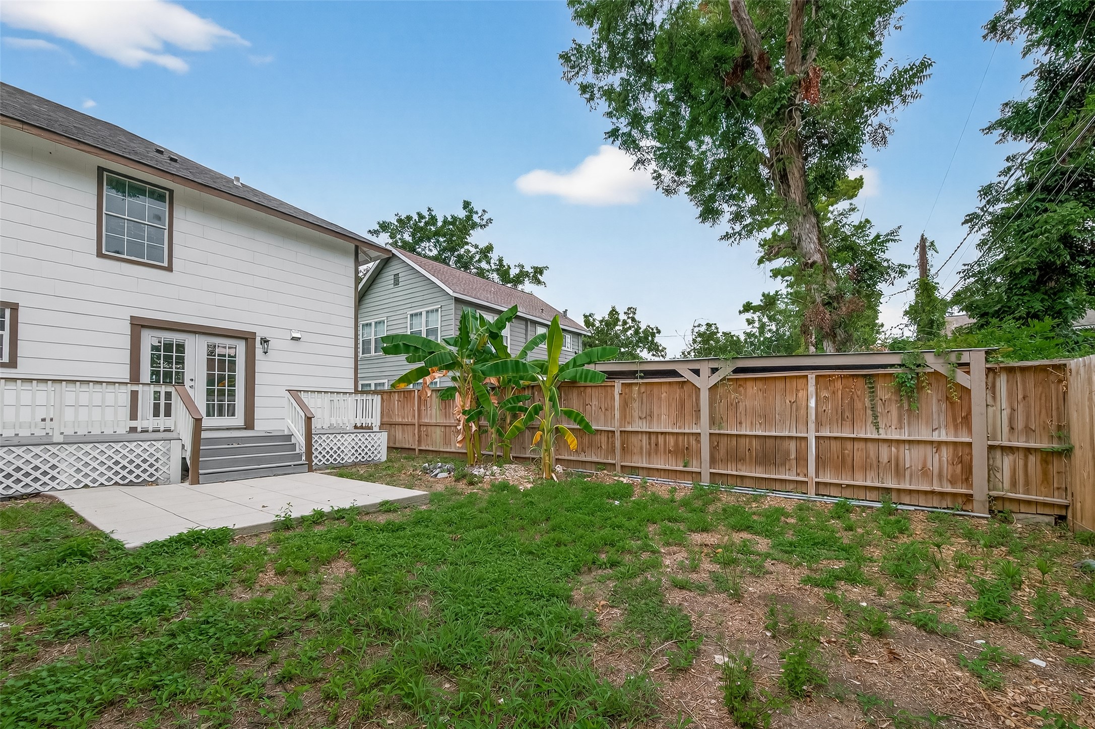 1933 Santa Rosa Street Houston, TX 77023 - Photo 44 of 44 a view of a backyard with a garden