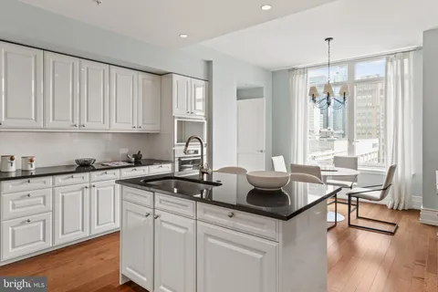 $1,575,000 | 130 South 18th Street, Unit 1803, Philadelphia, PA 19103