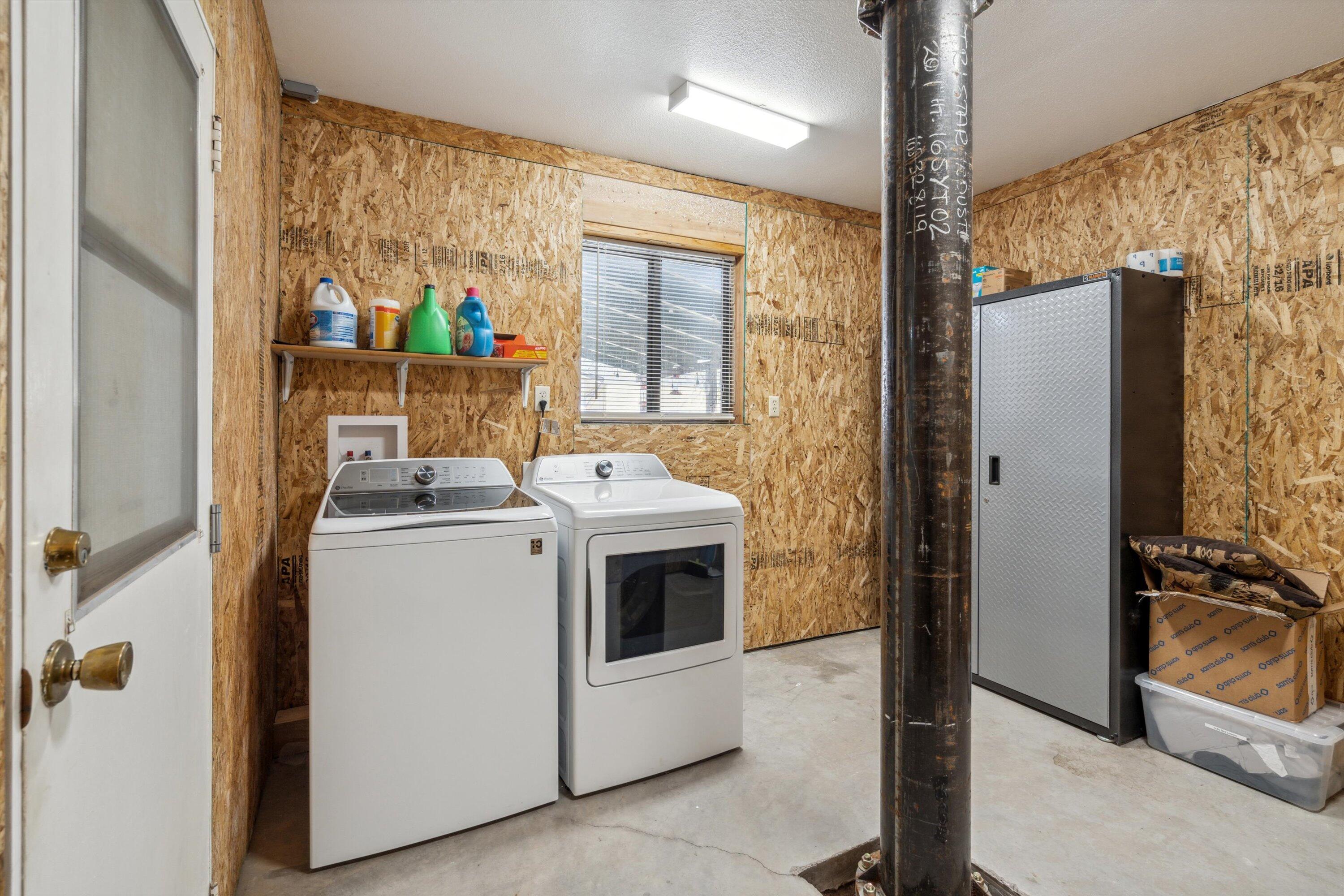 9055 Juniper Road Pine, AZ 85544 - Photo 21 of 39 23-Laundry Room