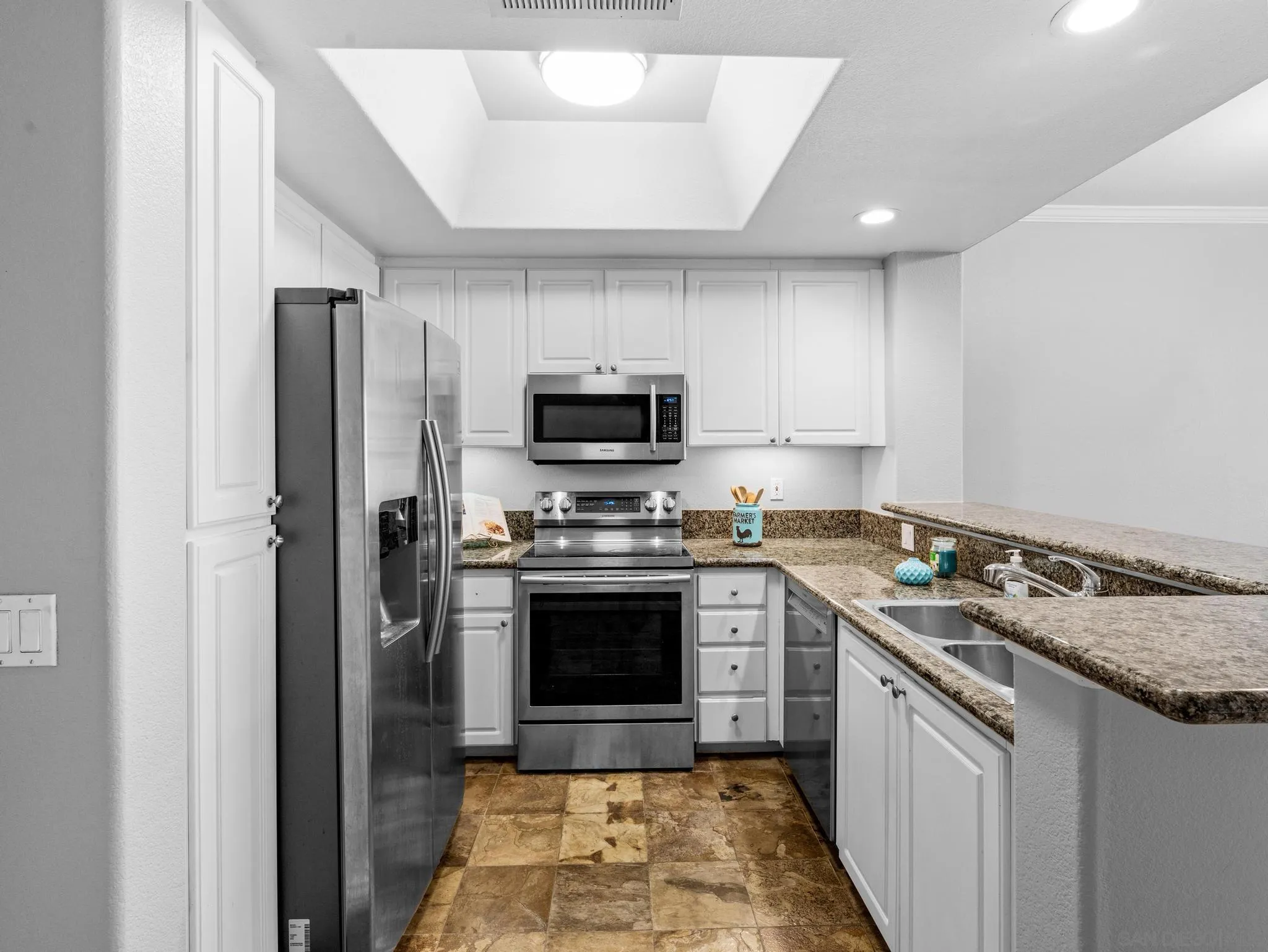 9263 Regents Road, Unit B302 La Jolla, CA 92037 - Photo 5 of 30