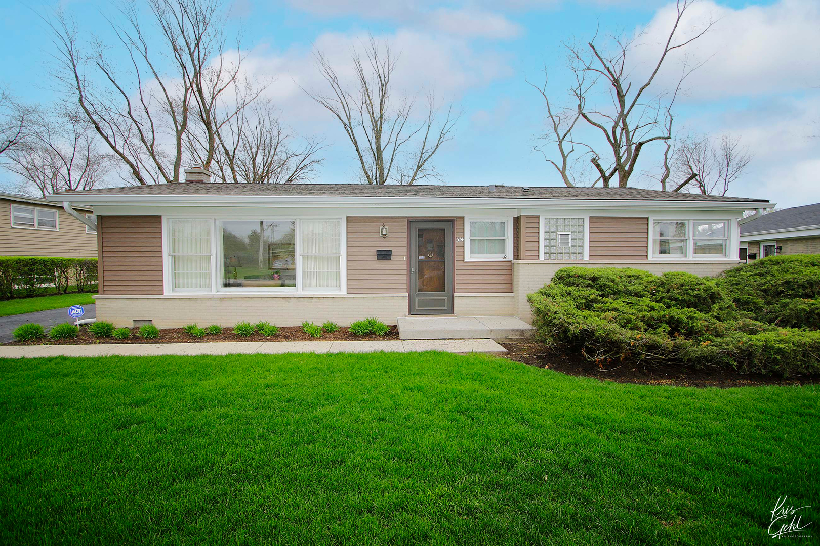 514 Warren Road Glenview, IL 60025 - Photo 1 of 21 a front view of a house with a garden