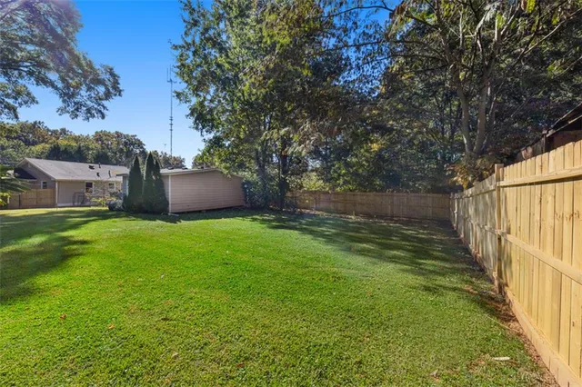 a view of a backyard