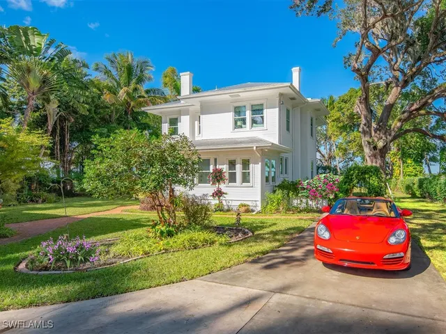 a view of a house with backyard