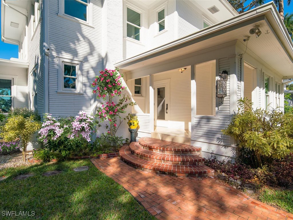 101 Fairview Avenue Fort Myers, FL 33905 - Photo 6 of 34 a front view of a house with a yard