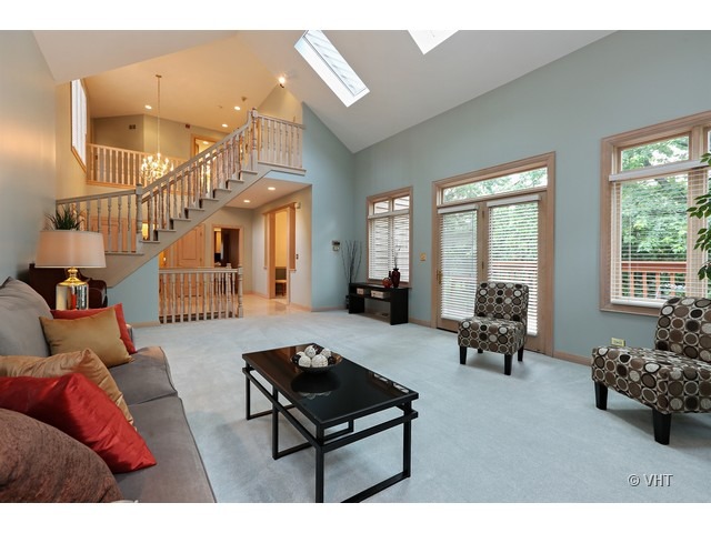 1905 Plainfield Road, Unit C Downers Grove, IL 60516 - Photo 6 of 20 a living room with furniture and a potted plant