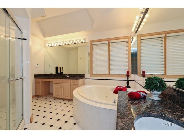 1905 Plainfield Road, Unit C Downers Grove, IL 60516 - Photo 9 of 20 a very nice looking room with a couch