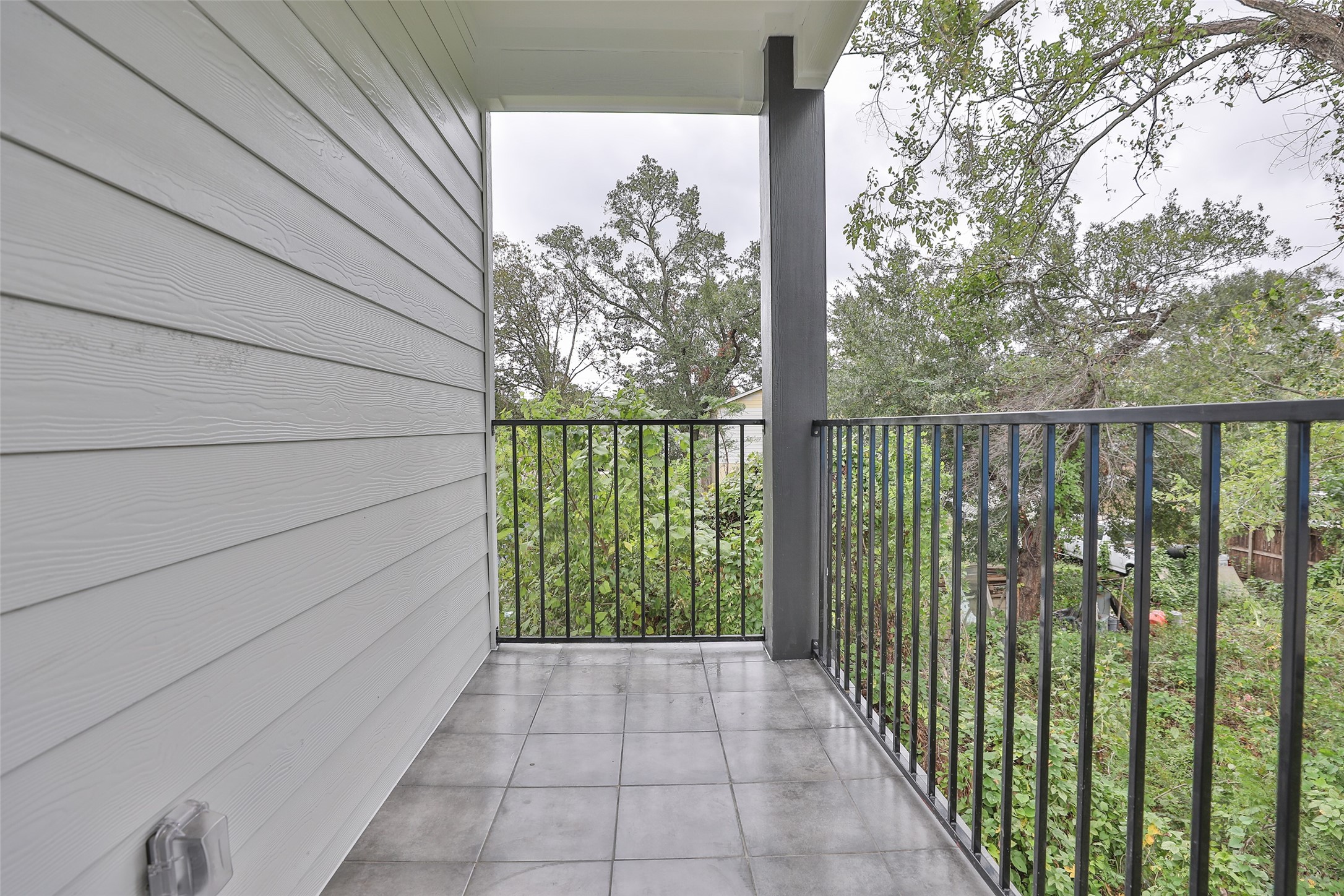 9349 Lavender Street Houston, TX 77016 - Photo 18 of 29 a view of a balcony