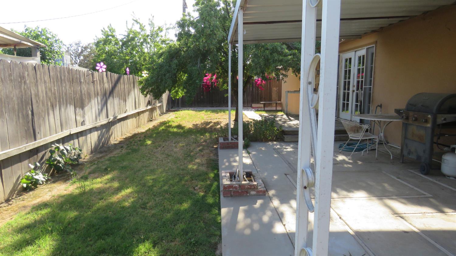 a view of yard from a balcony