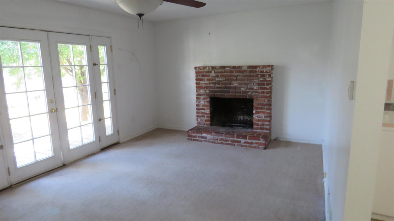 15463 West B Street Kerman, CA 93630 - Photo 7 of 8 an empty room with windows and fireplace