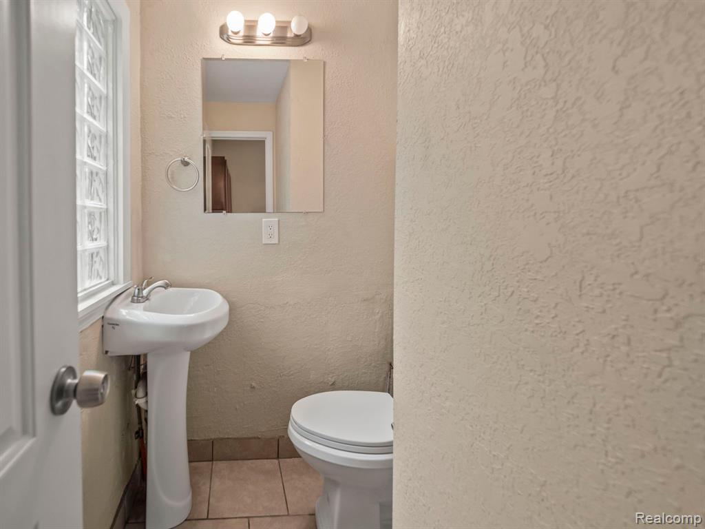 1789 Field Street Detroit, MI 48214 - Photo 20 of 49