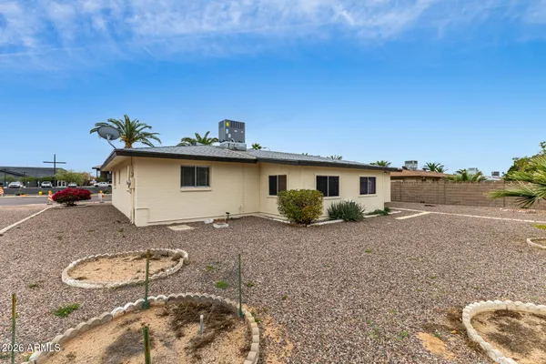 a view of a house with backyard