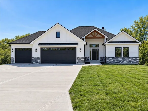 $850,000 | 12203 South Eagle Crst Drive, Lee's Summit, MO 64086