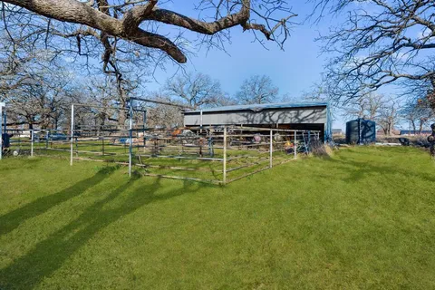 a view of a house with backyard