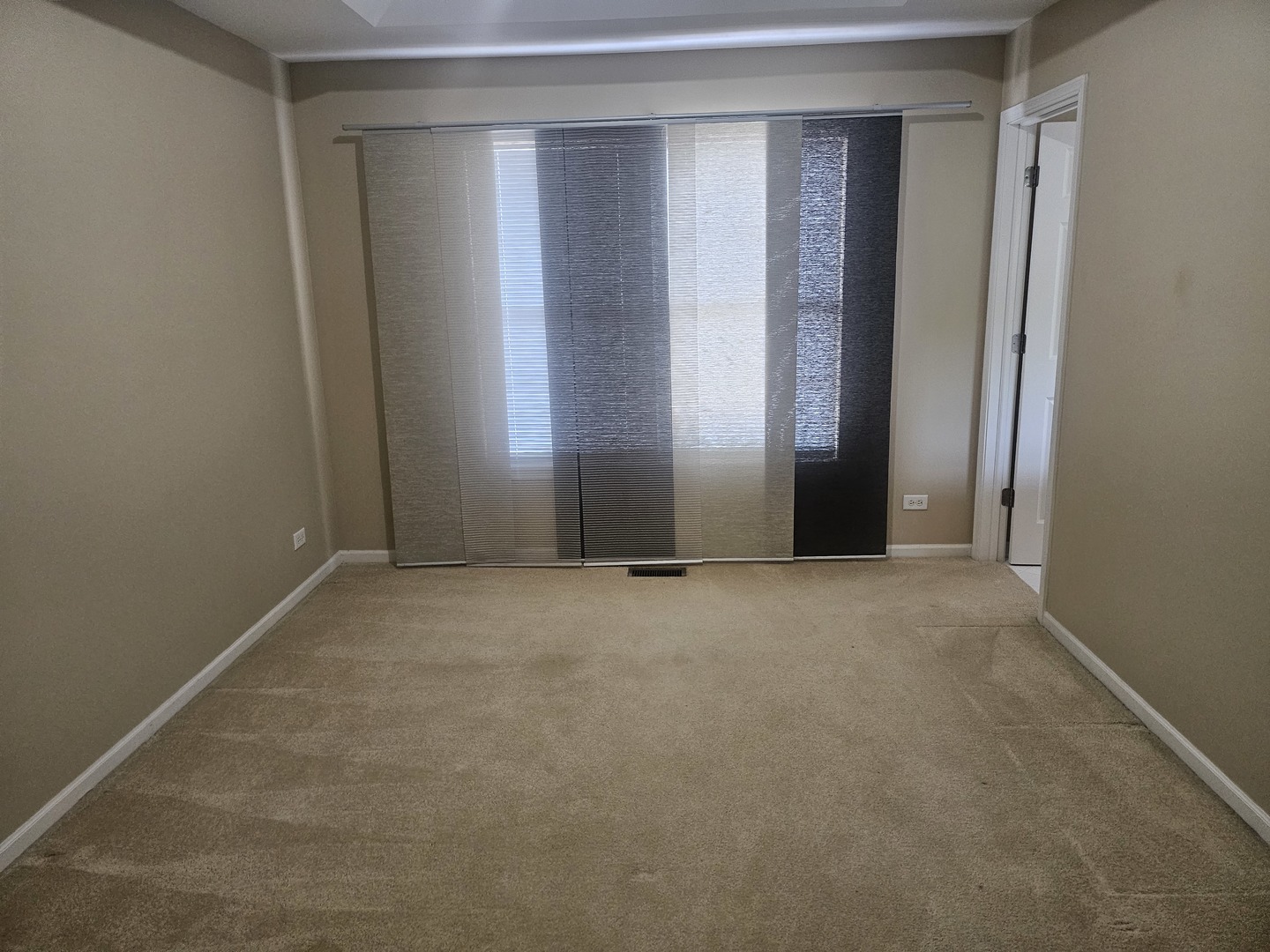 447 Prestwick Lane Wheeling, IL 60090 - Photo 8 of 17 a view of an empty room with a window