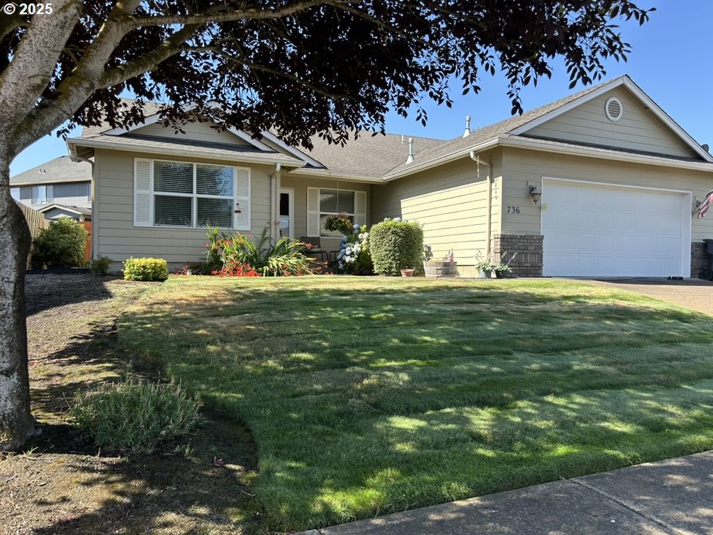 736 Kelsey Loop Molalla, OR 97038 - Photo 2 of 21 a front view of house with yard and green space