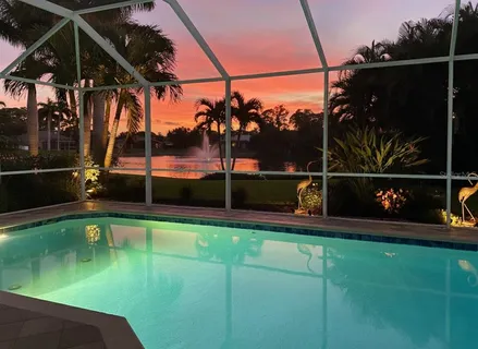 a view of a backyard