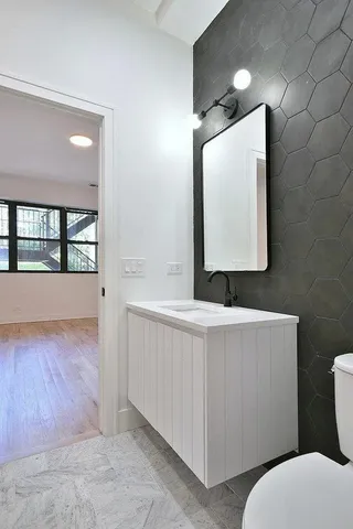 $4,500 | 5733 North Winthrop Avenue, Unit PH, Chicago, IL 60660