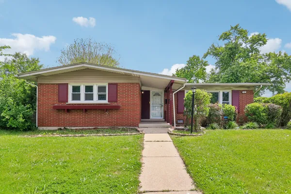 $290,000 | 840 West Arquilla Drive, Glenwood, IL 60425