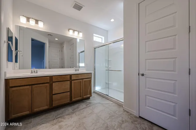 en empty room with ceiling fan and window