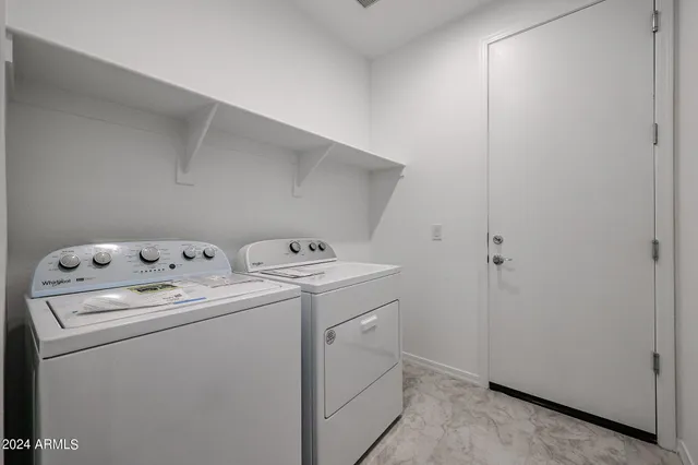 a view of a back yard