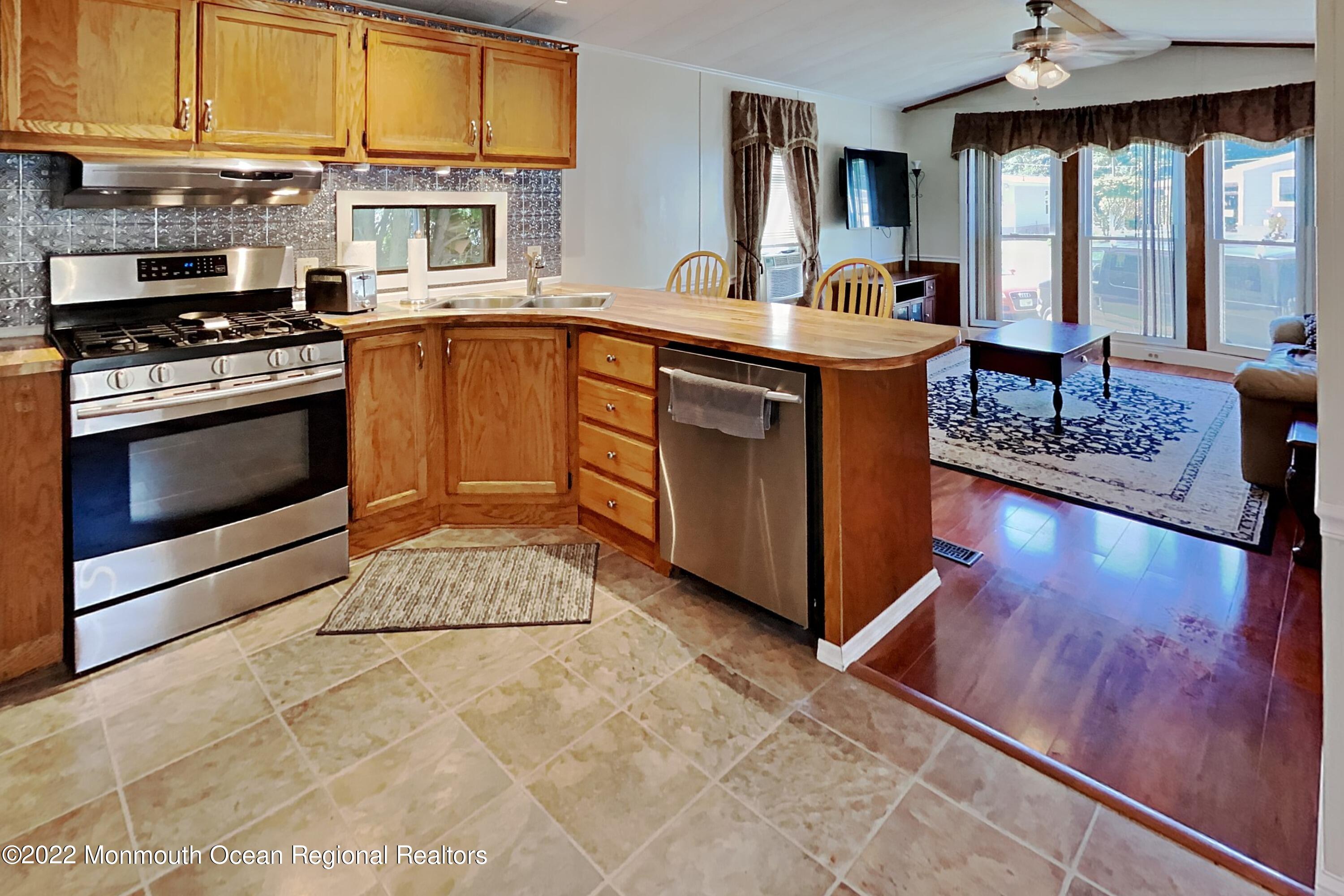 8 Kay Lane Howell, NJ 07731 - Photo 10 of 25 11_Image_NY0LXLNQYv