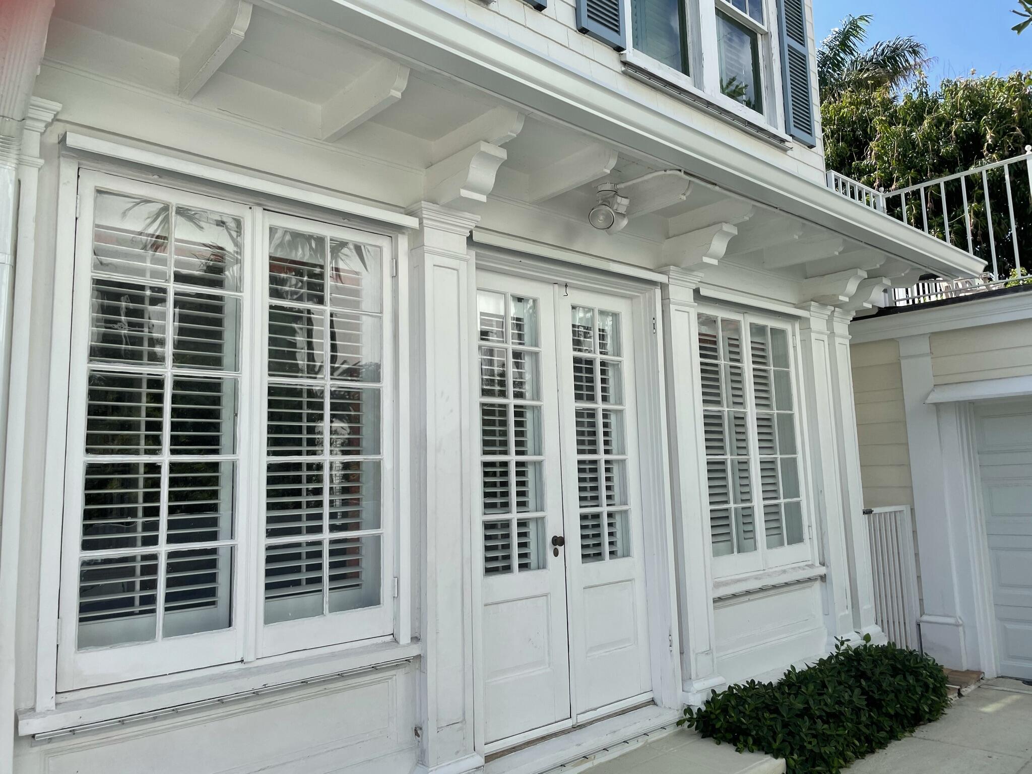 263 Park Avenue Palm Beach, FL 33480 - Photo 3 of 37 side entrance