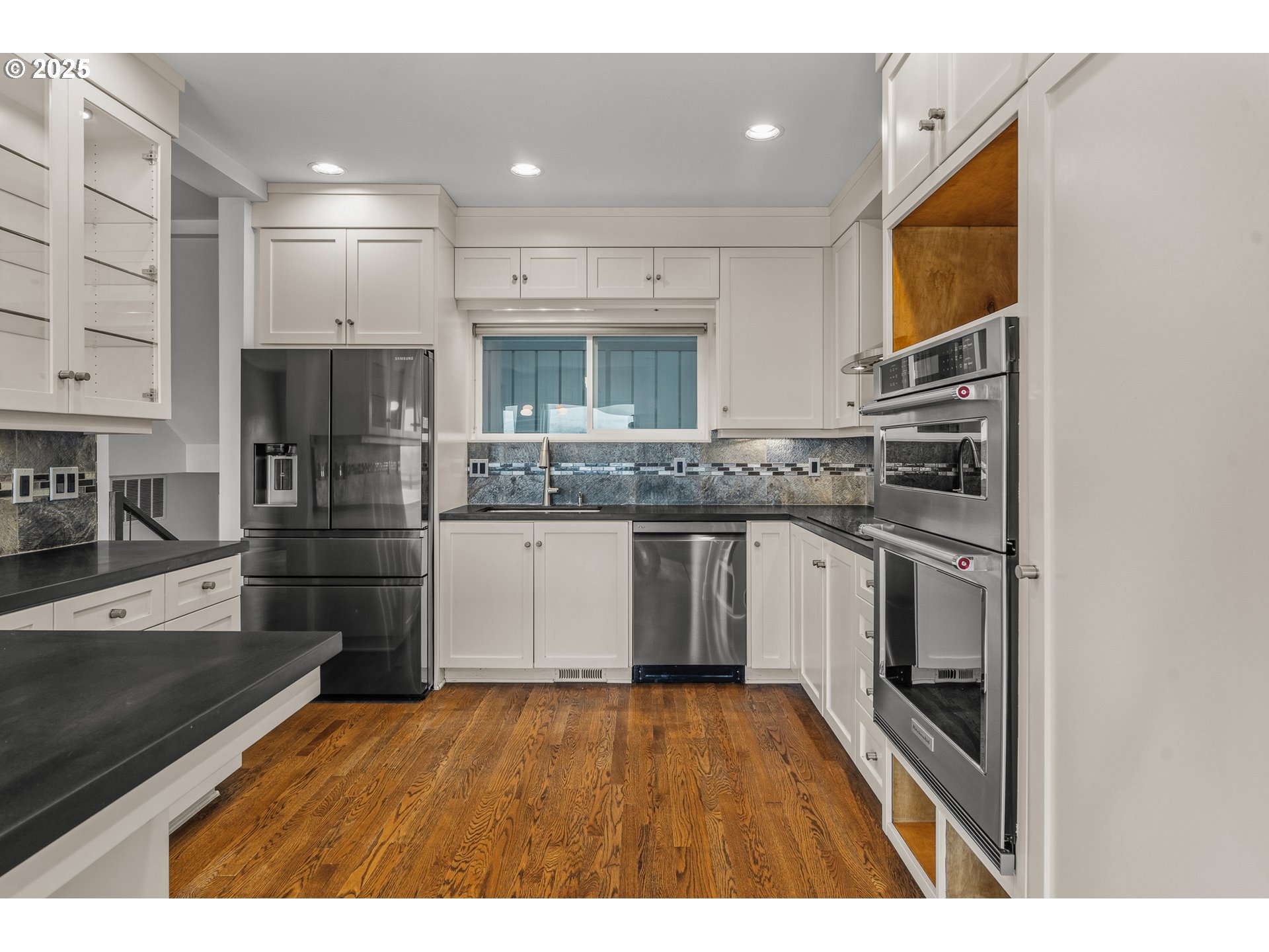5425 Southwest View Point Terrace Portland, OR 97239 - Photo 18 of 48