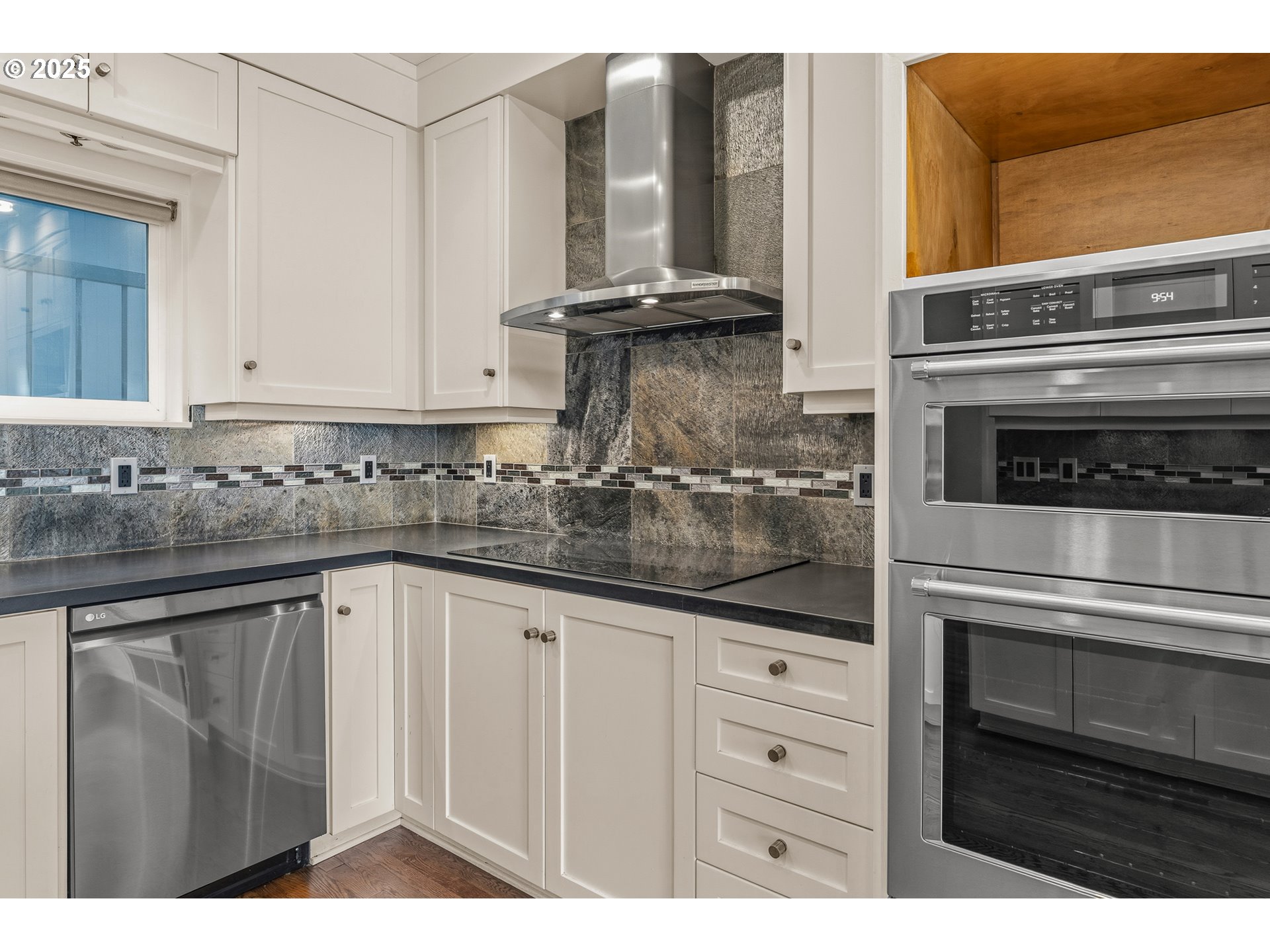 5425 Southwest View Point Terrace Portland, OR 97239 - Photo 21 of 48