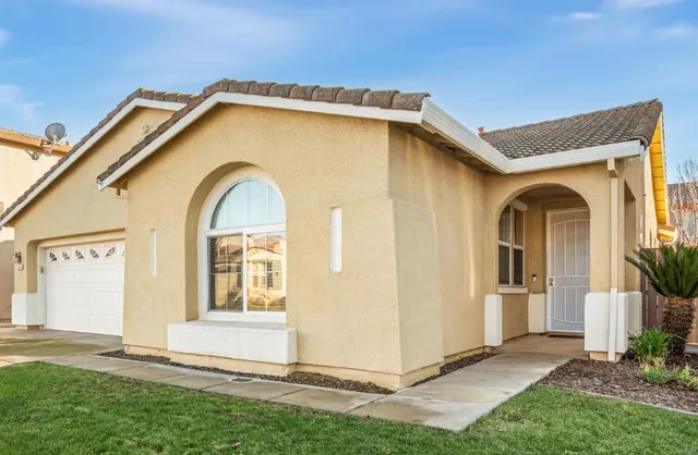 a view of a house with backyard and garden
