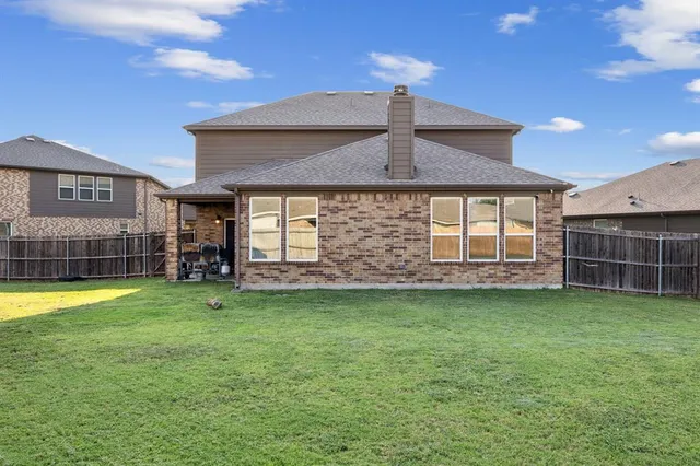 a view of a house with a backyard