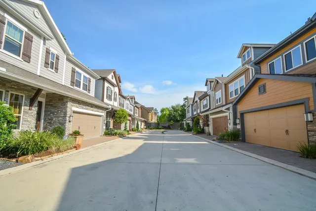 $2,900 | 1110 Oakwood Pass Court, Houston, TX 77043