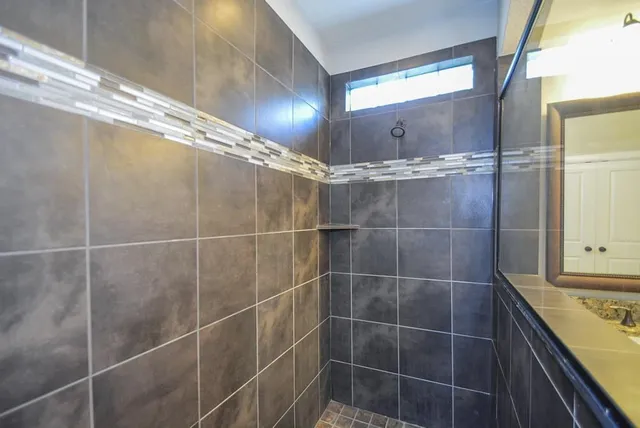 $2,900 | 1110 Oakwood Pass Court, Houston, TX 77043