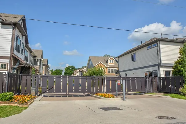 $2,900 | 1110 Oakwood Pass Court, Houston, TX 77043