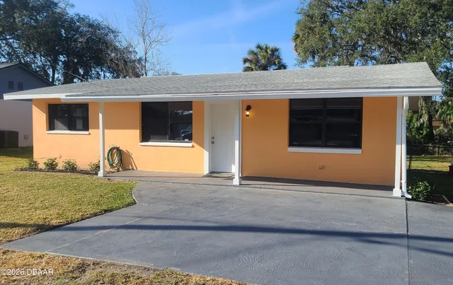 a view of a house with a yard